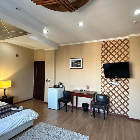 Tian-Shan Hotel บิชเคก ภายนอก รูปภาพ