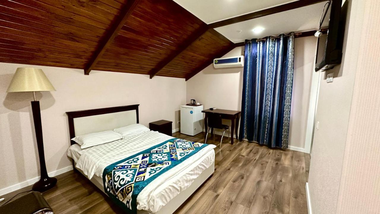 Tian-Shan Hotel บิชเคก ภายนอก รูปภาพ