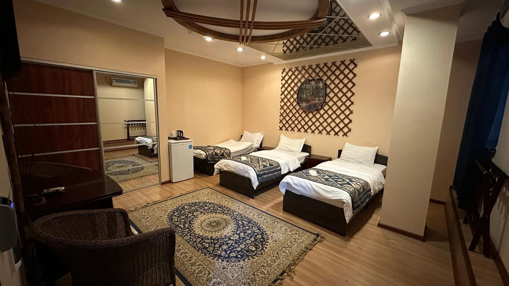 Tian-Shan Hotel บิชเคก ภายนอก รูปภาพ