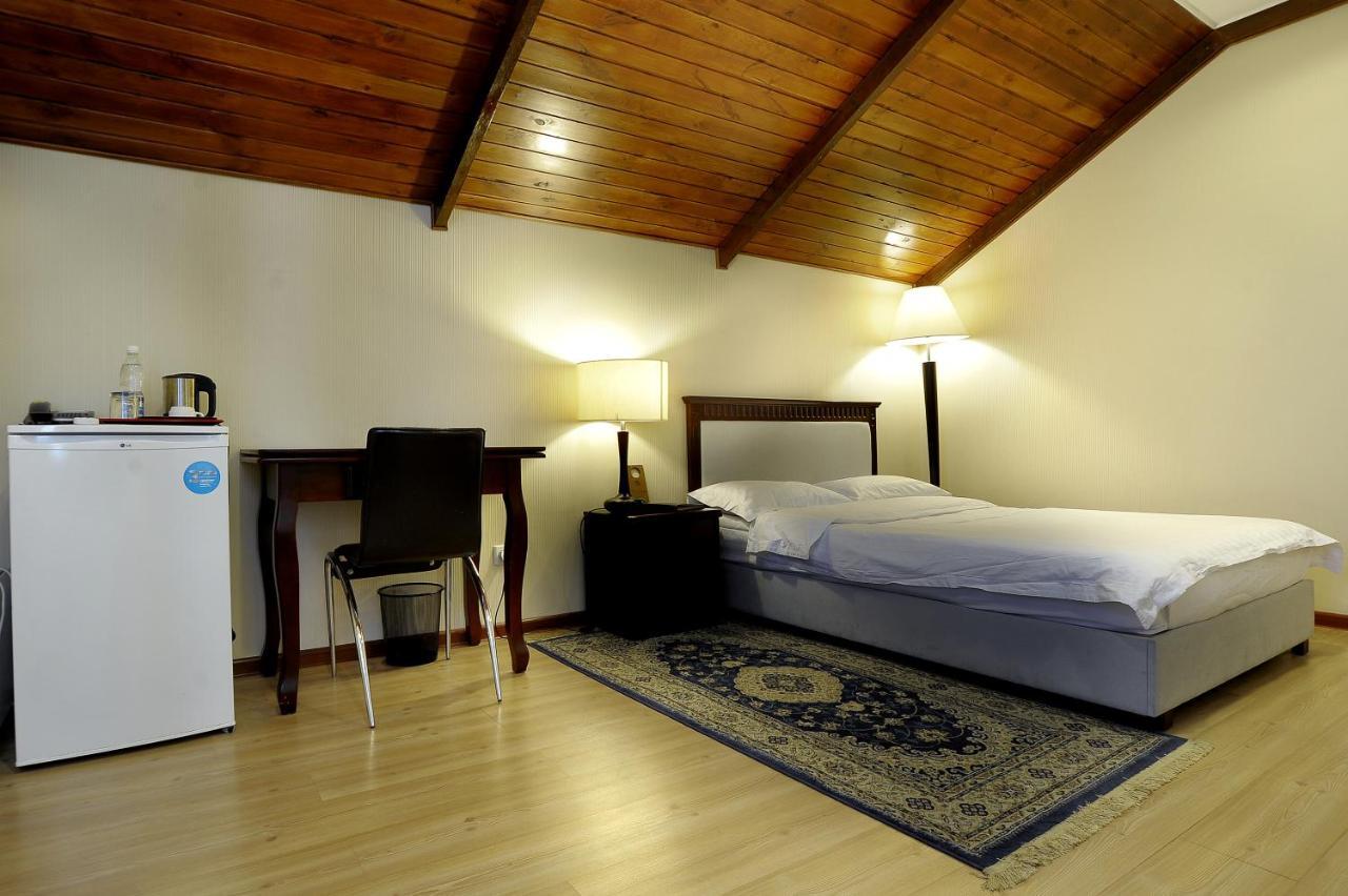 Tian-Shan Hotel บิชเคก ภายนอก รูปภาพ